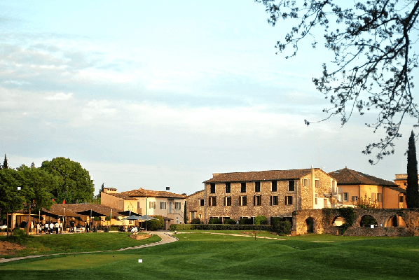 Une partie de l'établissement du Château de la Bégude en image prise depuis le terrain de golf